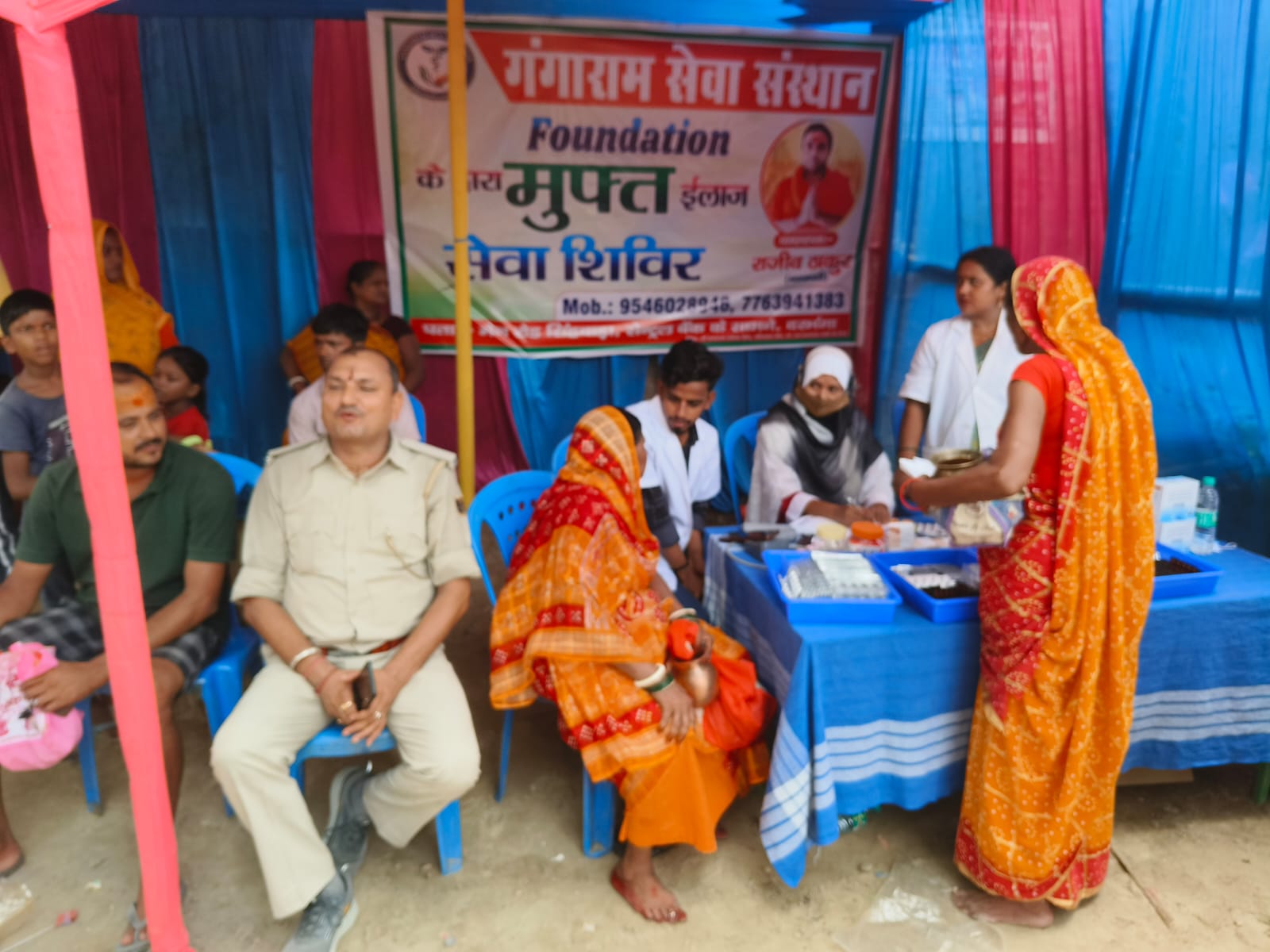 बिहार के गाँव में सामुदायिक बैठक और लोग एक साथ